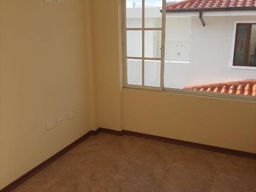 CASA EN VENTA CONJUNTO OASIS DE LA HACIENDA, SANGOLQUI