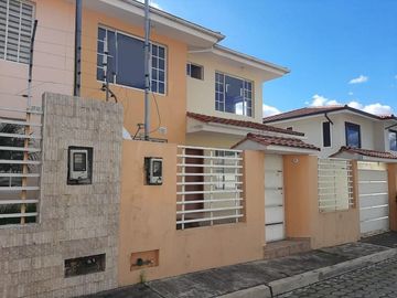 CASA EN VENTA CONJUNTO OASIS DE LA HACIENDA, SANGOLQUI