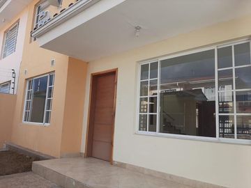 CASA EN VENTA CONJUNTO OASIS DE LA HACIENDA, SANGOLQUI