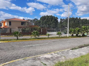 CASA EN VENTA CONJUNTO OASIS DE LA HACIENDA, SANGOLQUI