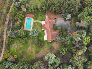 Parcela en excelente estado 5d y 4b en Chicureo Centro con piscina