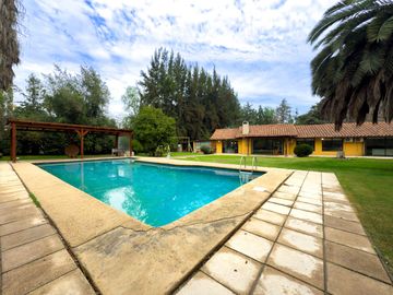 Parcela en excelente estado 5d y 4b en Chicureo Centro con piscina