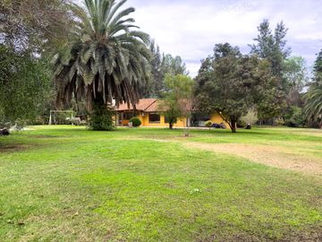 Parcela en excelente estado 5d y 4b en Chicureo Centro con piscina