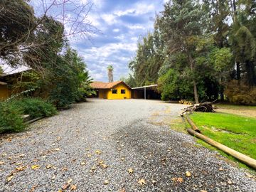 Parcela en excelente estado 5d y 4b en Chicureo Centro con piscina