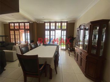 Linda Casa En Venta En Urb. El Golf