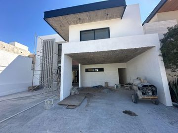 Residencia de lujo en La Vista Residencial, Querétaro. Ubicado frente al centro comercial Paseo Querétaro.