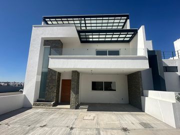 Residencia de lujo en La Vista Residencial, Querétaro. Ubicado frente al centro comercial Paseo Querétaro.