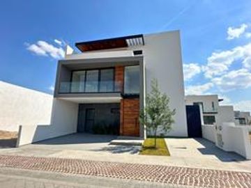 Residencia de lujo en La Vista Residencial, Querétaro. Ubicado frente al centro comercial Paseo Querétaro.