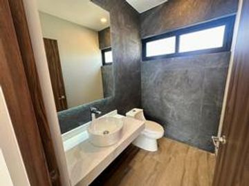 Residencia de lujo en La Vista Residencial, Querétaro. Ubicado frente al centro comercial Paseo Querétaro.