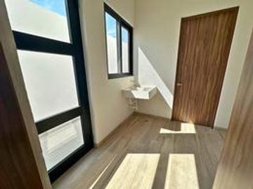 Residencia de lujo en La Vista Residencial, Querétaro. Ubicado frente al centro comercial Paseo Querétaro.