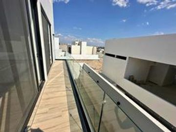 Residencia de lujo en La Vista Residencial, Querétaro. Ubicado frente al centro comercial Paseo Querétaro.