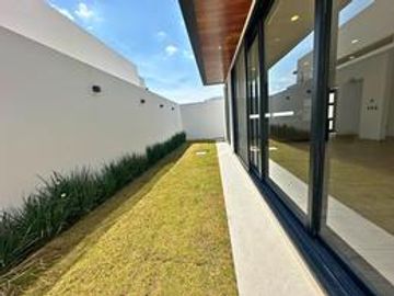 Residencia de lujo en La Vista Residencial, Querétaro. Ubicado frente al centro comercial Paseo Querétaro.