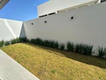 Residencia de lujo en La Vista Residencial, Querétaro. Ubicado frente al centro comercial Paseo Querétaro.