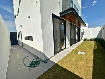 Residencia de lujo en La Vista Residencial, Querétaro. Ubicado frente al centro comercial Paseo Querétaro.