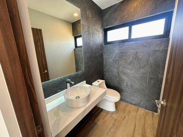 Residencia de lujo en La Vista Residencial, Querétaro. Ubicado frente al centro comercial Paseo Querétaro.