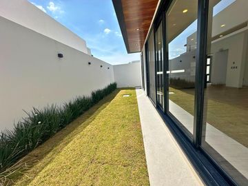 Residencia de lujo en La Vista Residencial, Querétaro. Ubicado frente al centro comercial Paseo Querétaro.