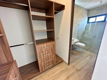 Residencia de lujo en La Vista Residencial, Querétaro. Ubicado frente al centro comercial Paseo Querétaro.