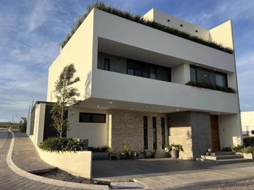Residencia de lujo en La Vista Residencial, Querétaro. Ubicado frente al centro comercial Paseo Querétaro.