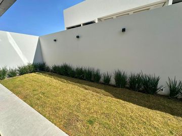 Residencia de lujo en La Vista Residencial, Querétaro. Ubicado frente al centro comercial Paseo Querétaro.