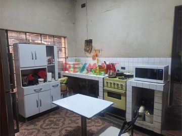 Se Vende Casa en Villa Maria Del Triunfo, Av.El Sol.