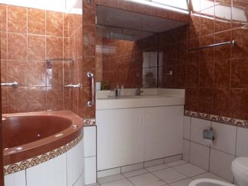 En Venta gran residencia de 378 m2, 8 dormitorios – Magdalena límite con San Isidro.