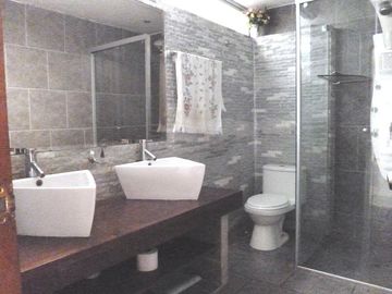 En Venta gran residencia de 378 m2, 8 dormitorios – Magdalena límite con San Isidro.