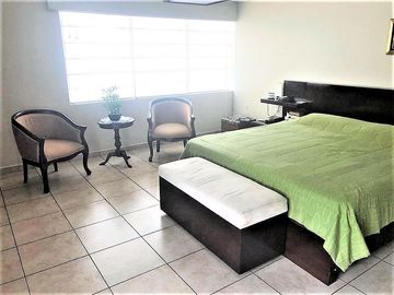 En Venta gran residencia de 378 m2, 8 dormitorios – Magdalena límite con San Isidro.