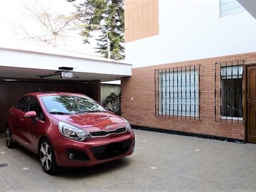 En Venta gran residencia de 378 m2, 8 dormitorios – Magdalena límite con San Isidro.