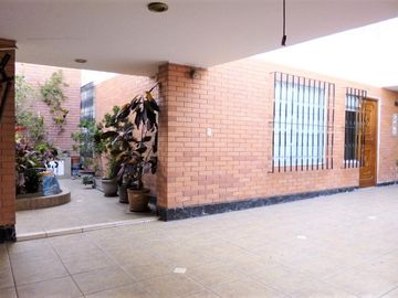 En Venta gran residencia de 378 m2, 8 dormitorios – Magdalena límite con San Isidro.