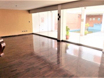 En Venta gran residencia de 378 m2, 8 dormitorios – Magdalena límite con San Isidro.