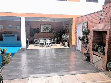 En Venta gran residencia de 378 m2, 8 dormitorios – Magdalena límite con San Isidro.
