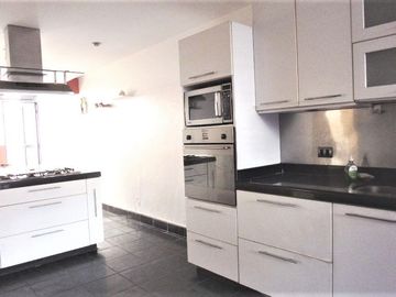 En Venta gran residencia de 378 m2, 8 dormitorios – Magdalena límite con San Isidro.