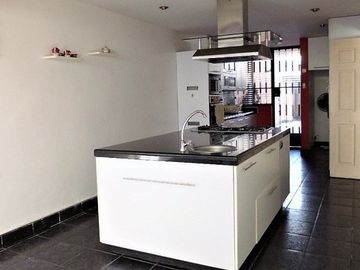 En Venta gran residencia de 378 m2, 8 dormitorios – Magdalena límite con San Isidro.
