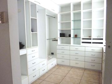 En Venta gran residencia de 378 m2, 8 dormitorios – Magdalena límite con San Isidro.