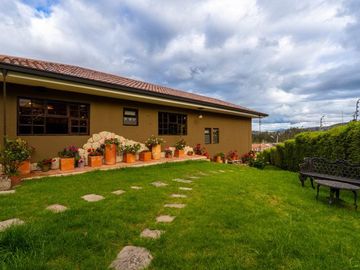 Lujosa villa en venta con 2.875m2T sector Santa María de Sayausí