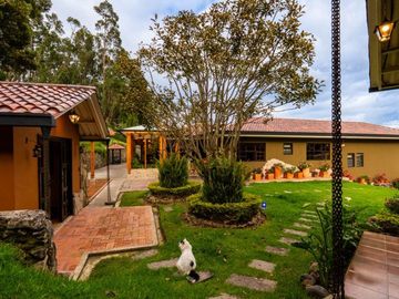 Lujosa villa en venta con 2.875m2T sector Santa María de Sayausí