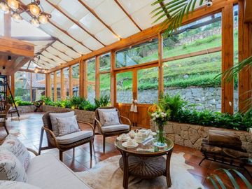 Lujosa villa en venta con 2.875m2T sector Santa María de Sayausí