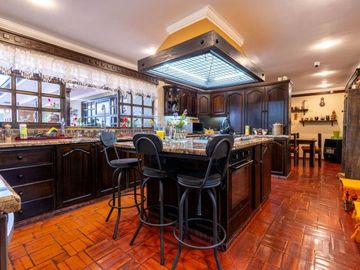 Lujosa villa en venta con 2.875m2T sector Santa María de Sayausí