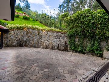 Lujosa villa en venta con 2.875m2T sector Santa María de Sayausí
