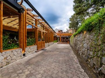 Lujosa villa en venta con 2.875m2T sector Santa María de Sayausí