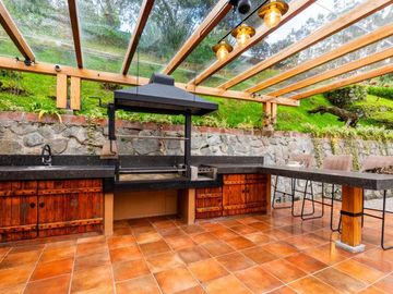 Lujosa villa en venta con 2.875m2T sector Santa María de Sayausí