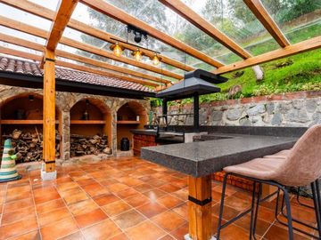 Lujosa villa en venta con 2.875m2T sector Santa María de Sayausí