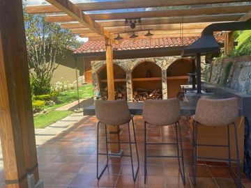 Lujosa villa en venta con 2.875m2T sector Santa María de Sayausí