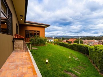Lujosa villa en venta con 2.875m2T sector Santa María de Sayausí