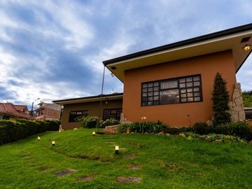 Lujosa villa en venta con 2.875m2T sector Santa María de Sayausí