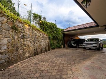 Lujosa villa en venta con 2.875m2T sector Santa María de Sayausí