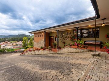 Lujosa villa en venta con 2.875m2T sector Santa María de Sayausí