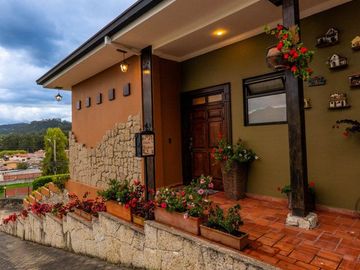 Lujosa villa en venta con 2.875m2T sector Santa María de Sayausí