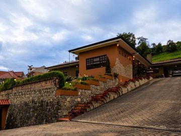 Lujosa villa en venta con 2.875m2T sector Santa María de Sayausí