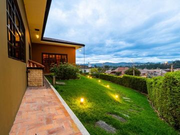 Lujosa villa en venta con 2.875m2T sector Santa María de Sayausí